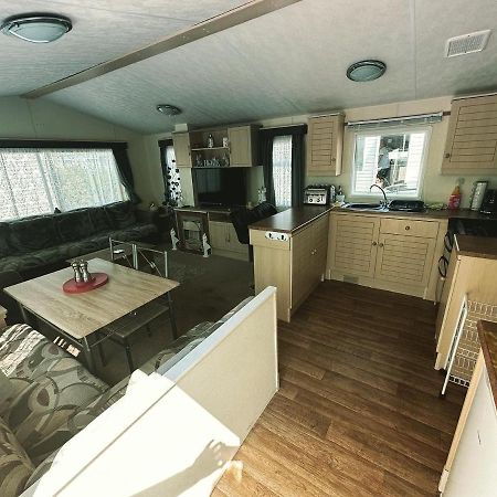 Caravan To Hire Lyon'S Robin Hood Rhyl Exterior foto