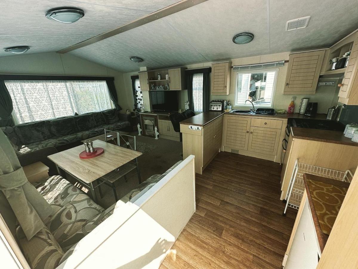 Caravan To Hire Lyon'S Robin Hood Rhyl Exterior foto