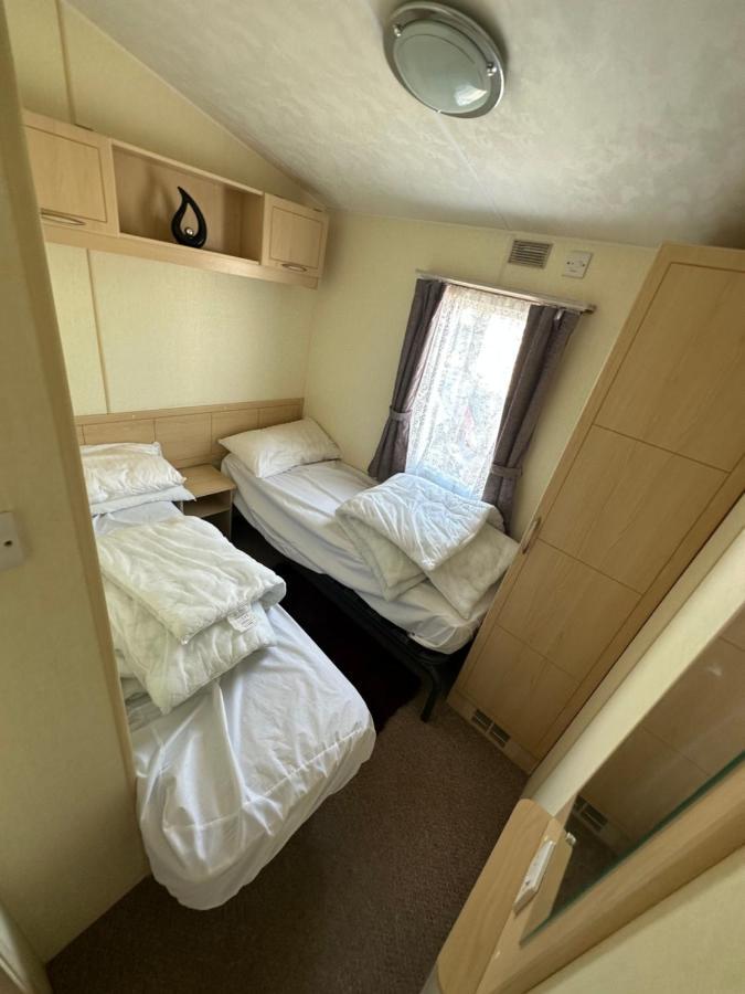 Caravan To Hire Lyon'S Robin Hood Rhyl Exterior foto